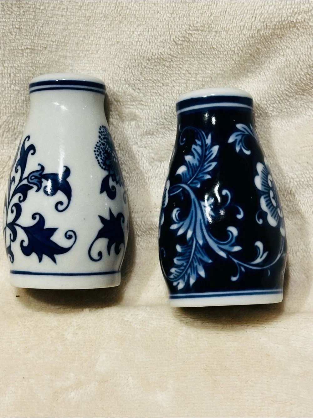 VTG Pier 1 Imports Chinoiserie Blue& White Porcelain S/P Shakers Floral EUC